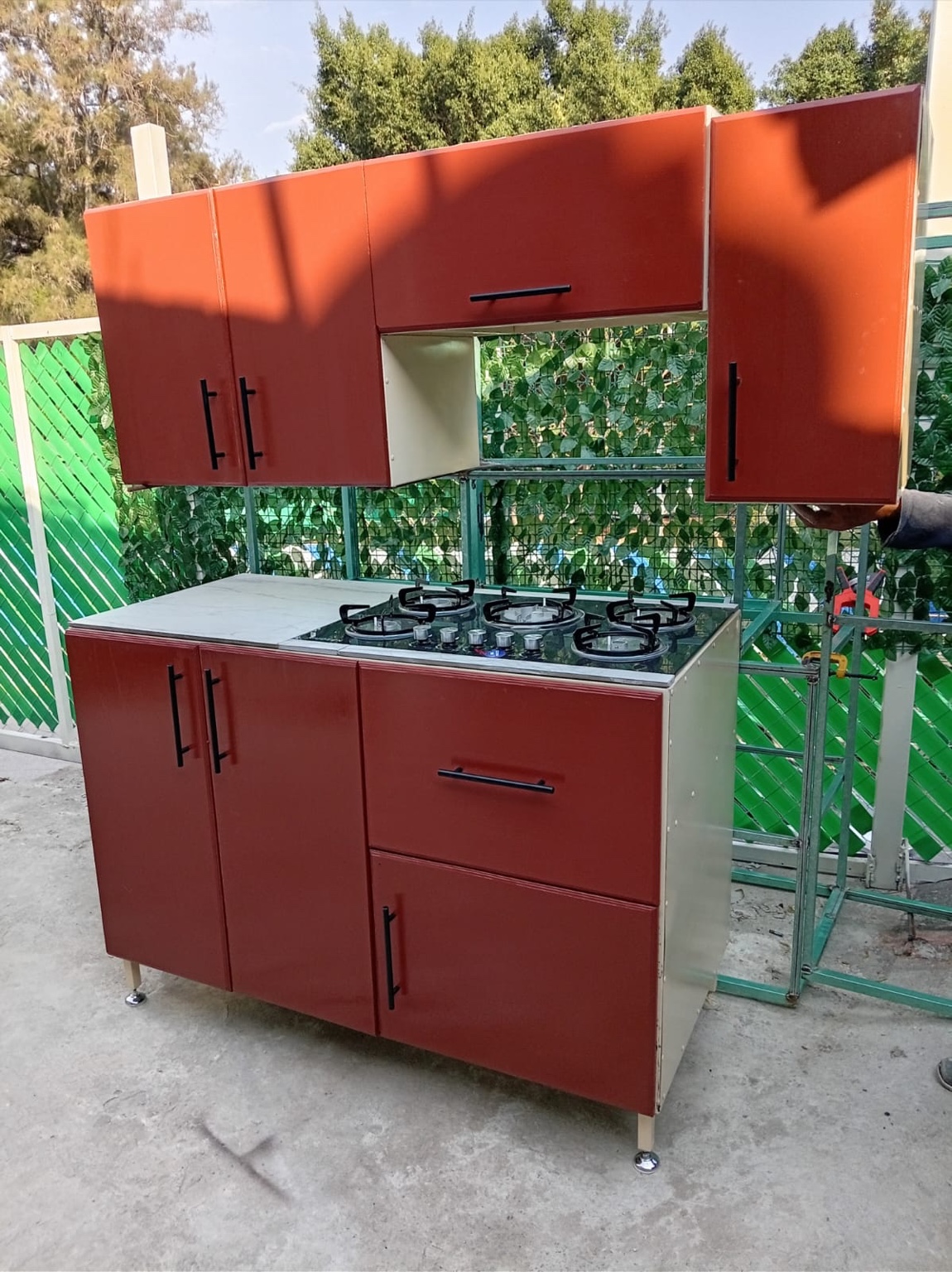 Cocina integral roja metálica