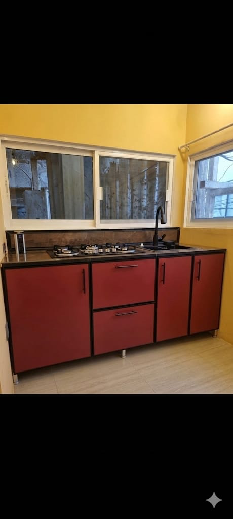 Cocina integral roja con cubierta oscura