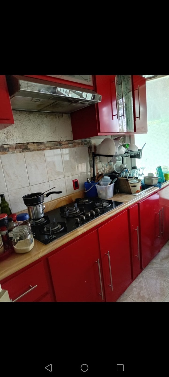 Vista lateral de cocina integral roja